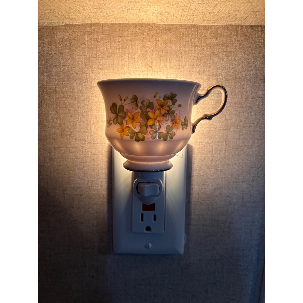 Vintage Clover &‎ Yellow Floral Teacup Night Light – Plug-In